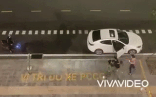 Xôn xao màn đánh ghen 'ngược' ngay trên phố: 'Tiểu tam' lao vào định đánh vợ, chồng chật vật can ngăn Ảnh 2