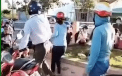 Kinh hãi clip người phụ nữ bị gã đàn ông tung cước đá thẳng vào mặt ngay giữa đám đông Ảnh 2