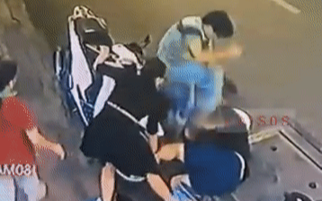 Clip: Thanh niên đi SH cầm dao đe dọa nhân viên quán chè và hậu quả bị ăn đòn đau điếng nằm bẹp dưới đất Ảnh 2