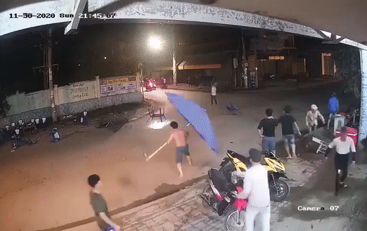 Clip: Hàng chục thanh niên cầm hung khí lao vào hỗn chiến, ông chú cầm ô xông ra 'chi viện' mới gây chú ý Ảnh 2