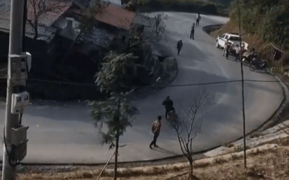 Clip: Ôm cua gặp ngay CSGT, nam thanh niên quay đầu xe bỏ chạy nhanh như chớp khiến tất cả kinh hãi Ảnh 2