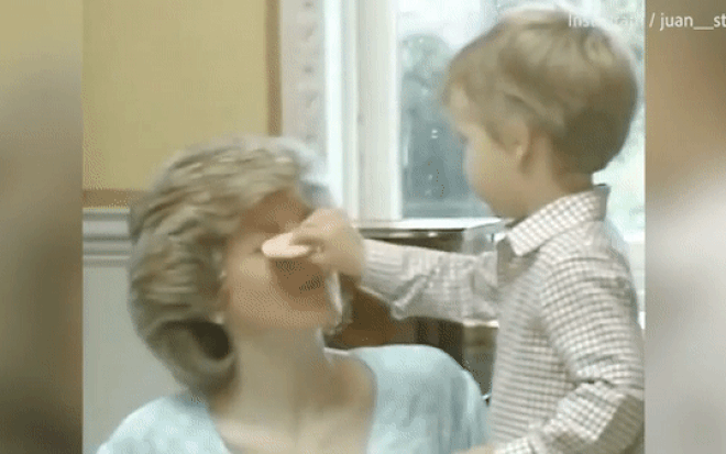 Hoàng tử William âu yếm dặm phấn cho mẹ khi mới lên 3 Ảnh 2