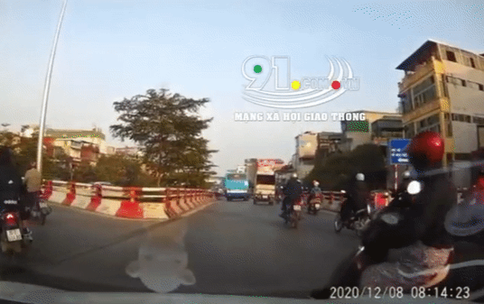 Clip: Bất ngờ tạt đầu ô tô, nữ 'ninja' ngã nhào xuống đường nhưng dân tình chỉ lắc đầu ngán ngẩm Ảnh 2