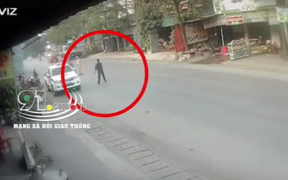 Clip: Cố tình tăng ga 'thông chốt', cặp đôi tông thẳng khiến chiến sĩ CSCĐ ngã văng xuống đường Ảnh 2
