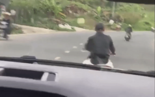 Clip: Nam thanh niên đánh võng ngay trước đầu ô tô, còn 'cà khịa' tài xế bằng loạt hành động khó hiểu Ảnh 2