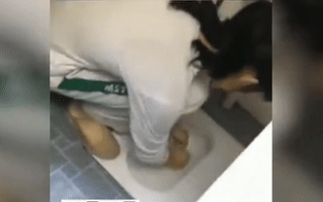 Huấn luyện viên thể dục phạt học sinh uống nước bồn cầu Ảnh 2