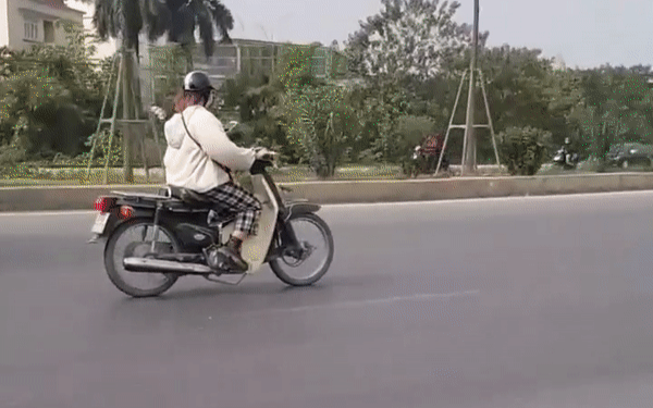 Clip: Cô gái vừa chạy xe máy vừa bấm điện thoại ngay giữa đường bất chấp các phương tiện khác bấm còi Ảnh 2