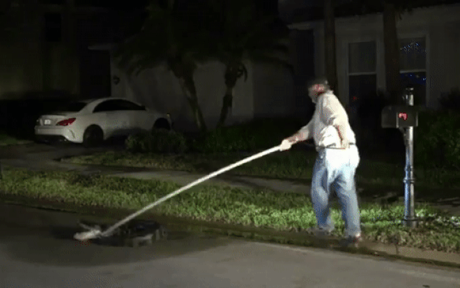 Clip người đàn ông dũng cảm tóm gọn cá sấu hơn 2m đang 'rình rập' nhà dân Ảnh 2