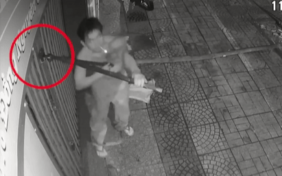 Clip: Mang cả kìm khổng lồ đi bẻ khóa cửa lúc giữa đêm, cặp đôi loay hoay suốt hơn 4 phút vẫn không xong Ảnh 2