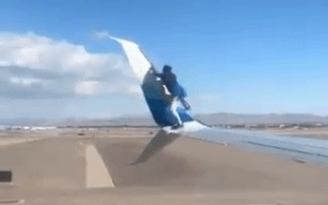 Người đàn ông khiến ai cũng 'khiếp vía' khi lừ lừ trèo lên cánh máy bay Ảnh 2