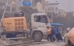 Clip: Nín thở theo dõi cảnh giải cứu xe rơ mooc mắc kẹt trên đường ray đúng lúc tàu hỏa sắp chạy qua Ảnh 2