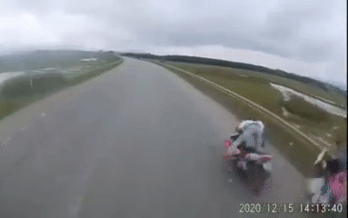 Clip: Đâm 2 người văng vào dải taluy, nam thanh niên 'bay' lên không trung và cú ngã gây kinh hãi Ảnh 2