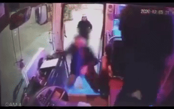 Clip: Bị người đàn ông cầm búa hùng hổ lao đến đánh liên tiếp, nam tài xế chỉ kịp ôm đầu chịu trận Ảnh 2