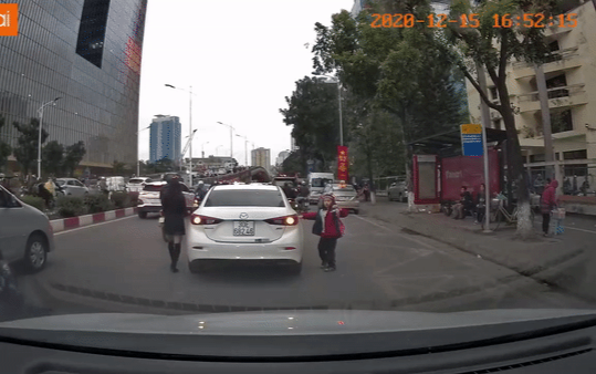 Clip: Đỗ xe giữa đường Hà Nội đông đúc rồi chạy đi đón con nhỏ, nữ tài xế khiến dân tình ngán ngẩm Ảnh 2