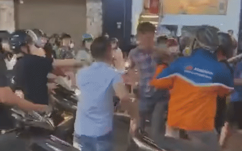 Nam thanh niên say xỉn vô cớ gây sự với người đi đường, lập tức bị đám đông 'tẩn' cho 'nhừ tử' Ảnh 2