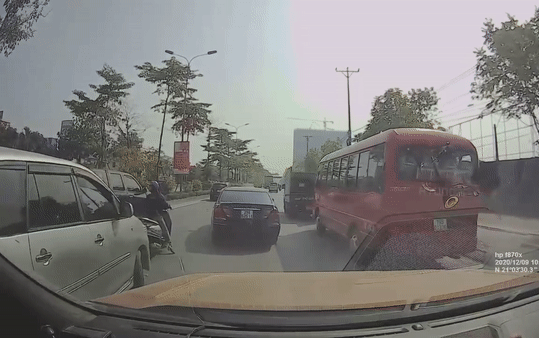 Clip: Cả đoạn đường bỗng ùn tắc khó hiểu, các tài xế khi tận mắt thấy nguyên nhân chỉ biết cười ngán ngẩm Ảnh 2