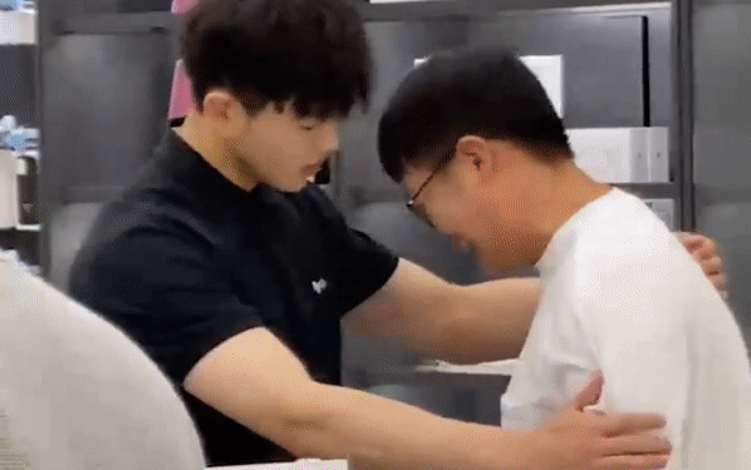 Mua iPhone 12 cho bạn gái xong liền bị đá, người đàn ông khóc lóc đòi hoàn tiền Ảnh 2