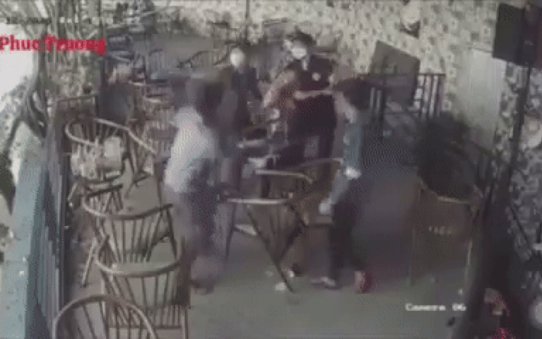 Clip: Bị nhóm người kẹp cổ đe dọa, nam thanh niên cùng bạn lao vào hỗn chiến gây náo loạn quán cà phê Ảnh 2