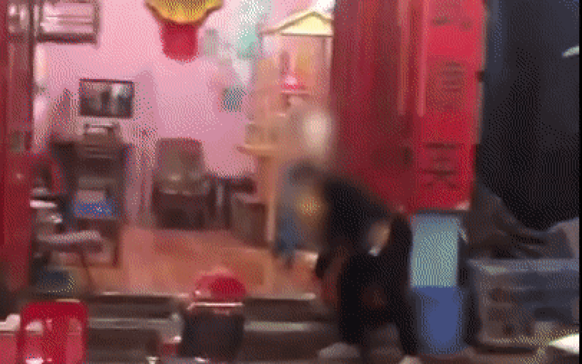 Clip: Mâu thuẫn, thanh niên mang can xăng 20 lít tẩm đốt quán trà chanh Ảnh 2