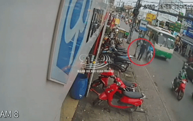 Clip: Đang đứng bên vỉa hè, nam thanh niên bất ngờ lao đầu vào gầm xe buýt tử vong Ảnh 2
