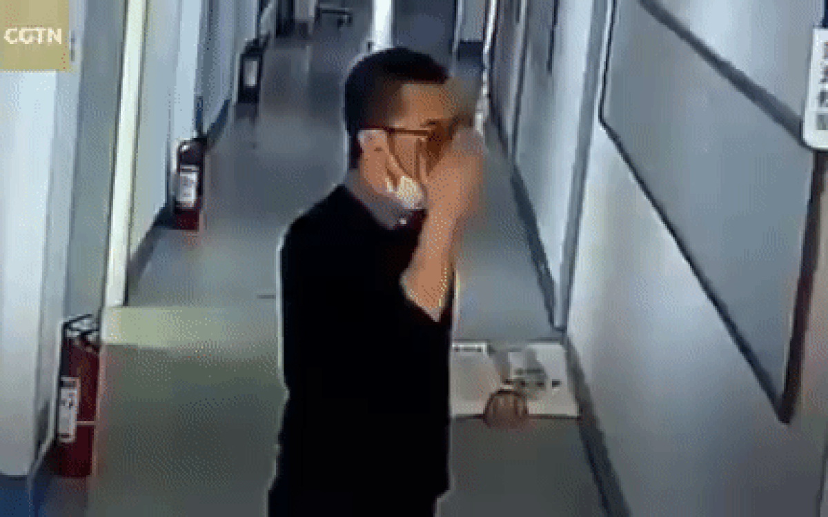 Thầy giáo ngày nào cũng đứng cười trước khi bước vào lớp, lý do đằng sau ai cũng hết lời khen ngợi Ảnh 2