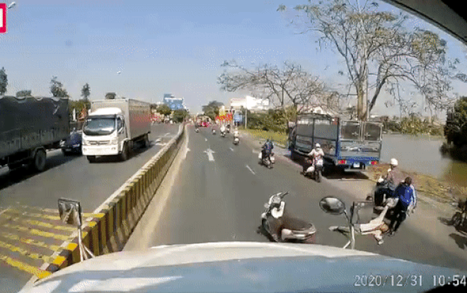 Ngồi trước đầu xe container với hành động khó hiểu, người đàn ông bị nam thanh niên lôi vào lề đường Ảnh 2