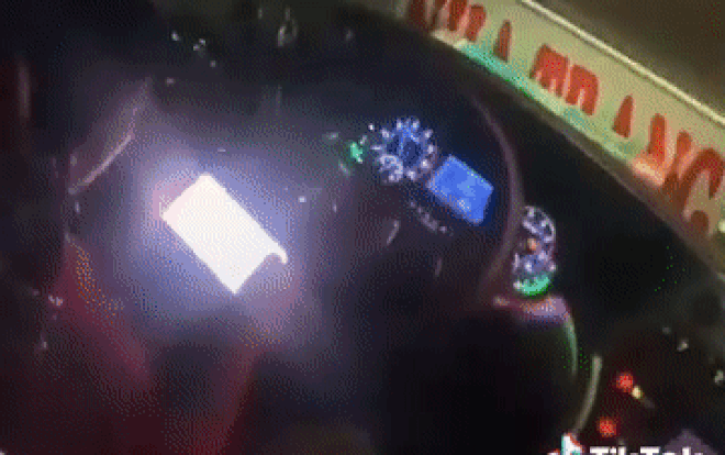 Clip: Kinh hãi khoảnh khắc tài xế xe khách buông vô lăng trên cao tốc, cúi đầu chơi game Ảnh 2