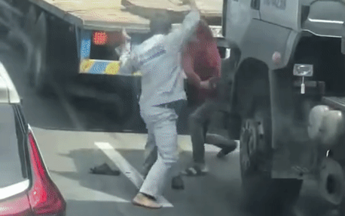 Clip: Hai tài xế cầm đao, côn nhị khúc lao vào 'quyết chiến' ngay giữa đường sau va chạm gây kinh hãi Ảnh 2