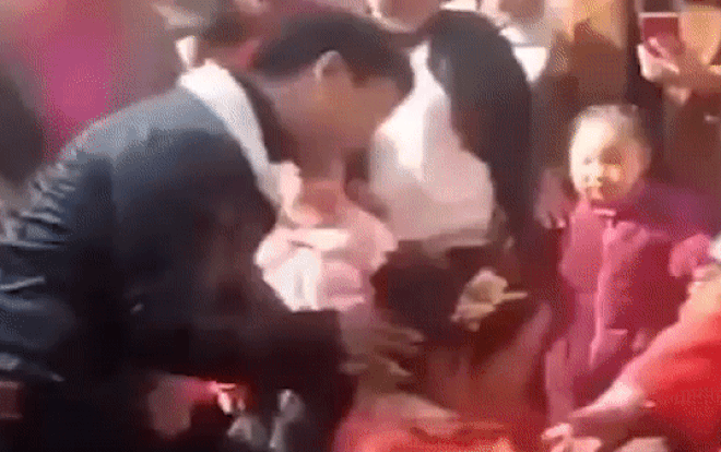 Clip: Bị dúi đầu khi cúi lạy bố mẹ chồng, cô dâu bật dậy tát khách mời bôm bốp Ảnh 2