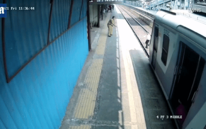 Clip: Người đàn ông suýt bị tàu hoả nghiền nát vì mải nhặt vật này Ảnh 2