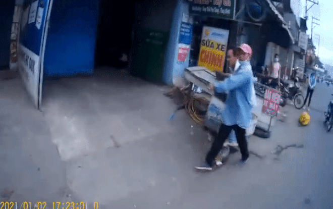 Clip: Bị chọi cả khúc gỗ vào đầu, tài xế xe ôm công nghệ bỏ khách chạy bán sống bán chết Ảnh 2