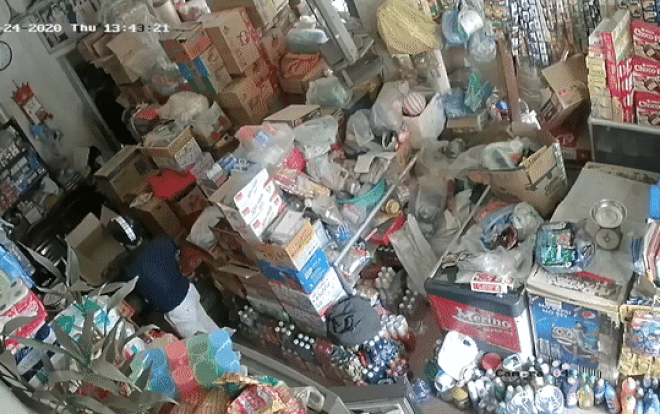 Clip: Lợi dụng khi chủ vào tìm hàng, người đàn ông nhanh tay lấy hộp thẻ và tiền mặt trị giá 40 triệu Ảnh 2