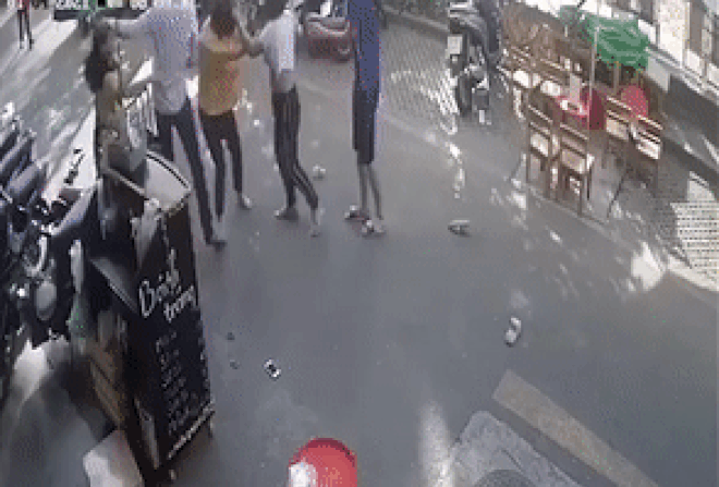 Clip: Sau cự cãi, người đàn ông lao tới tát liên tiếp 2 nữ nhân viên rồi túm tóc quăng mạnh xuống đường Ảnh 2