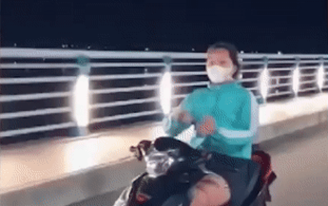 Clip: Cô gái chạy xe máy thả 2 tay rồi múa quạt trên đường Ảnh 2
