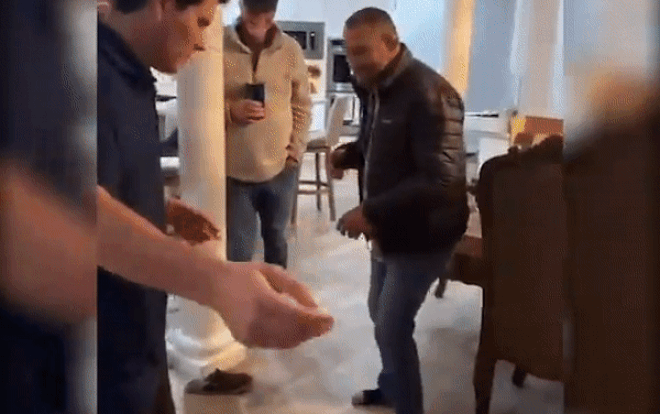 Biết bố bạn gái là huyền thoại làng võ nhưng vẫn ngông nghênh thách thức, chàng trai nhận cái kết méo mặt Ảnh 2