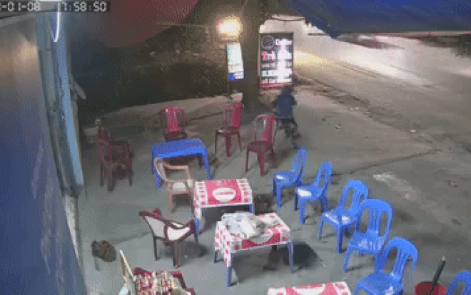 Clip: Bé trai đạp xe rơi xuống mương nước, camera ghi lại diễn biến sau đó khiến tất cả thở phào Ảnh 2