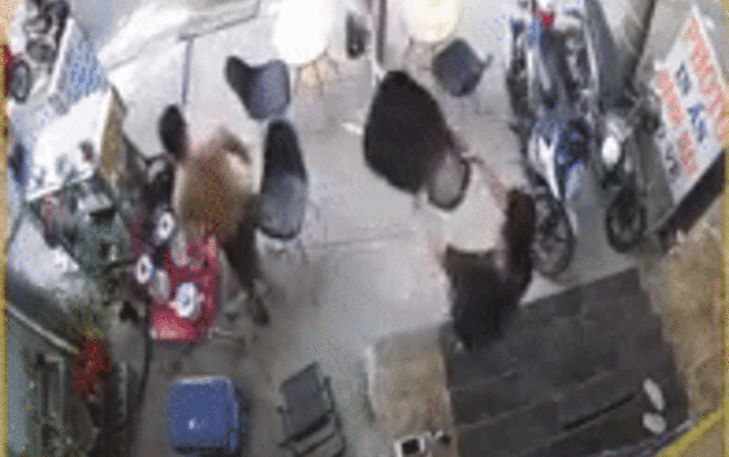 Clip: Nhóm thanh niên cầm hung khí xông vào đuổi chém 2 người bị thương Ảnh 2