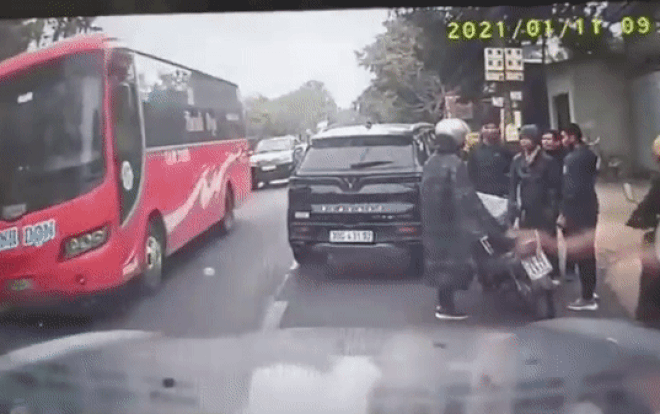 Clip: Mâu thuẫn giao thông, tài xế ô tô chặn đầu đạp thẳng vào ngực nam thanh niên đi xe máy Ảnh 2