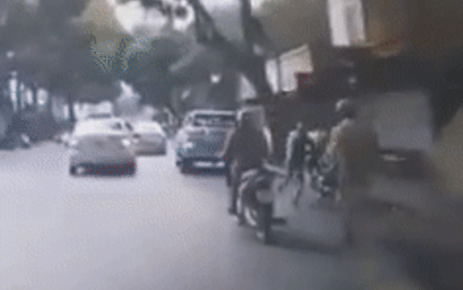 Clip: Bị CSGT ra lệnh dừng, nam thanh niên dắt xe máy cuống cuồng bỏ chạy giữa đường phố Hà Nội Ảnh 2