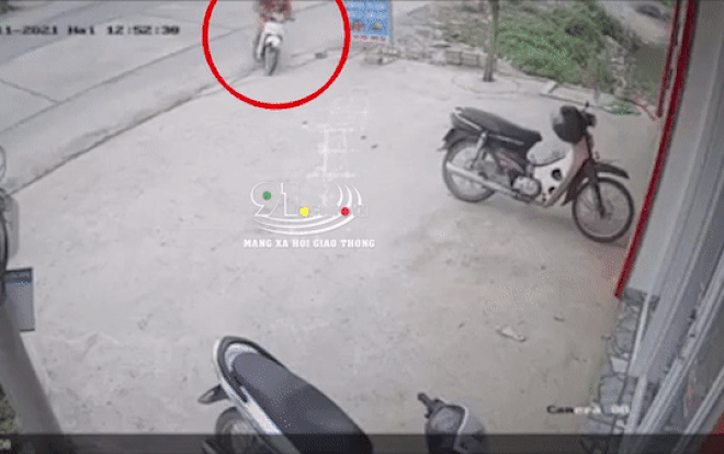 Clip: Bỏ cả xe máy chạy vào nhà dân để tránh chốt CSGT, nam thanh niên nhận kết đắng Ảnh 2