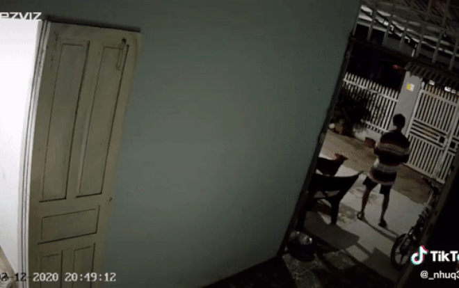 Clip: Con gái đi học về muộn, người cha thấp thỏm chờ đợi hồi lâu trước cửa khiến ai cũng xúc động Ảnh 2