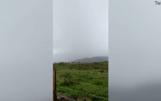 Clip: Đứng thao thao bất tuyệt về 'bản chất của Chúa', người đàn ông bị sét đánh bay dép Ảnh 2