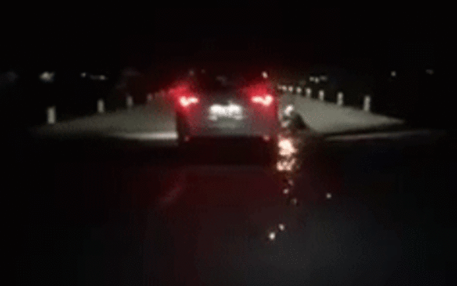 Clip: Sau va chạm, tài xế ô tô say rượu kéo lê xe máy 2km trên đường đến tóe lửa Ảnh 2