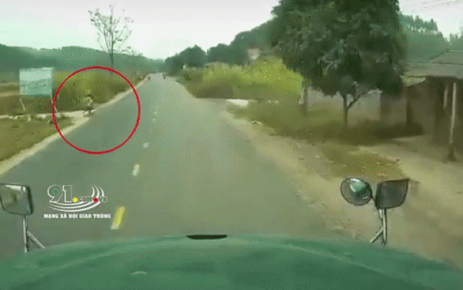 Clip: Qua đường không chú ý, cậu bé bị cuốn vào gầm xe ô tô Ảnh 2