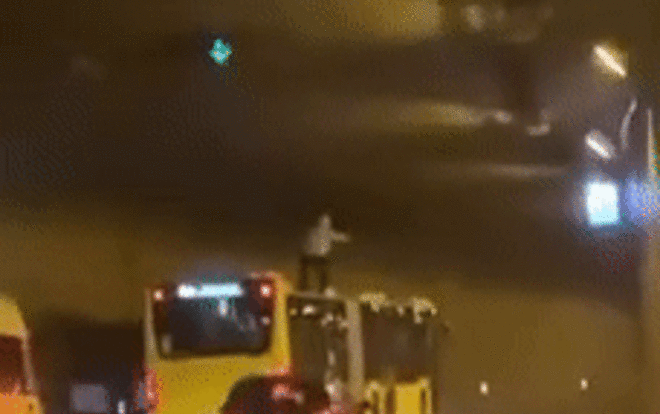 Clip: Kinh hãi khoảnh khắc nam thanh niên leo lên nóc xe ô tô đang chạy để 'diễn xiếc' Ảnh 2