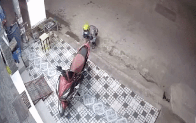 Clip: Rón rén trộm xe máy ngay trước nhà dân, đạo chích xử lý nhanh chỉ hơn 1 phút Ảnh 2