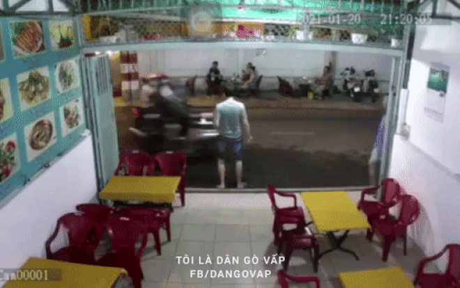 Clip: 2 tên cướp giật phăng chiếc điện thoại của 2 cô gái trên đường ở Sài Gòn rồi tăng ga tẩu thoát Ảnh 2