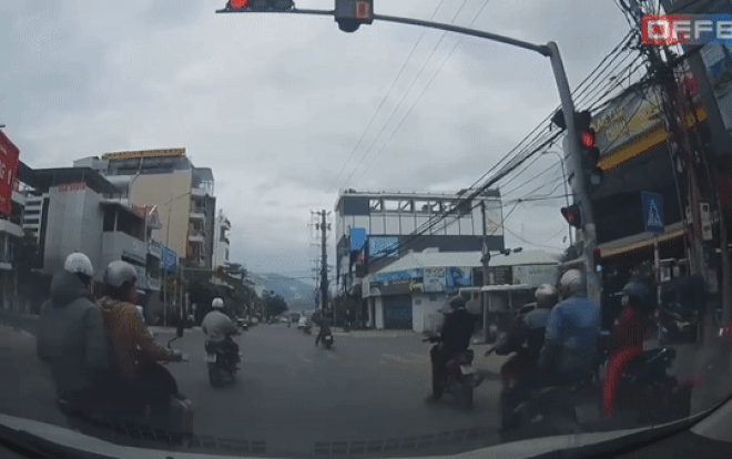 Vượt đèn đỏ khi còn đúng 3 giây, xe máy bị xe ben cuốn vào gầm, người đàn ông may mắn thoát chết Ảnh 2