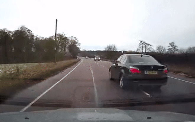 Nóng lòng vượt mặt xe đi trước, tài xế BMW suýt gây tai nạn thảm khốc Ảnh 2