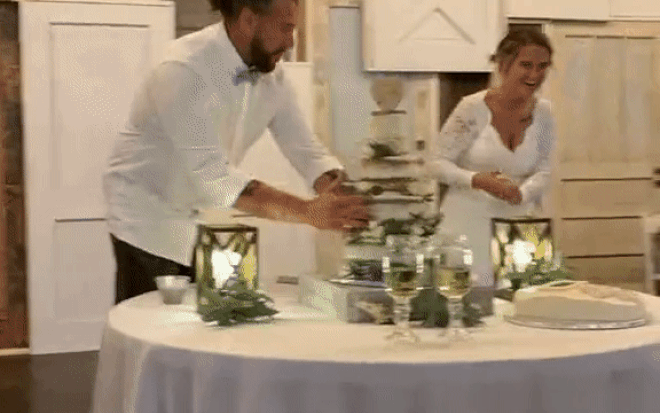 Bị cô dâu quẹt kem vào người, chú rể có phản ứng 'cực gắt' Ảnh 2